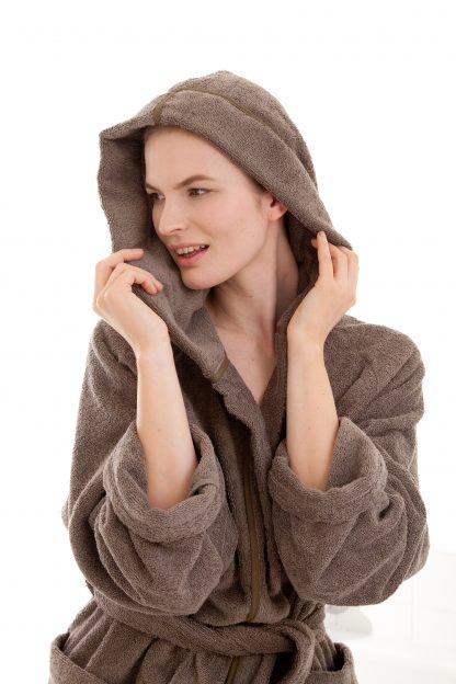 ibiza-kapuze-portrait-frau-wellness-sauna-herka-frottier-terry-towel-bath-robe-hood-woman-cotton-baumwolle