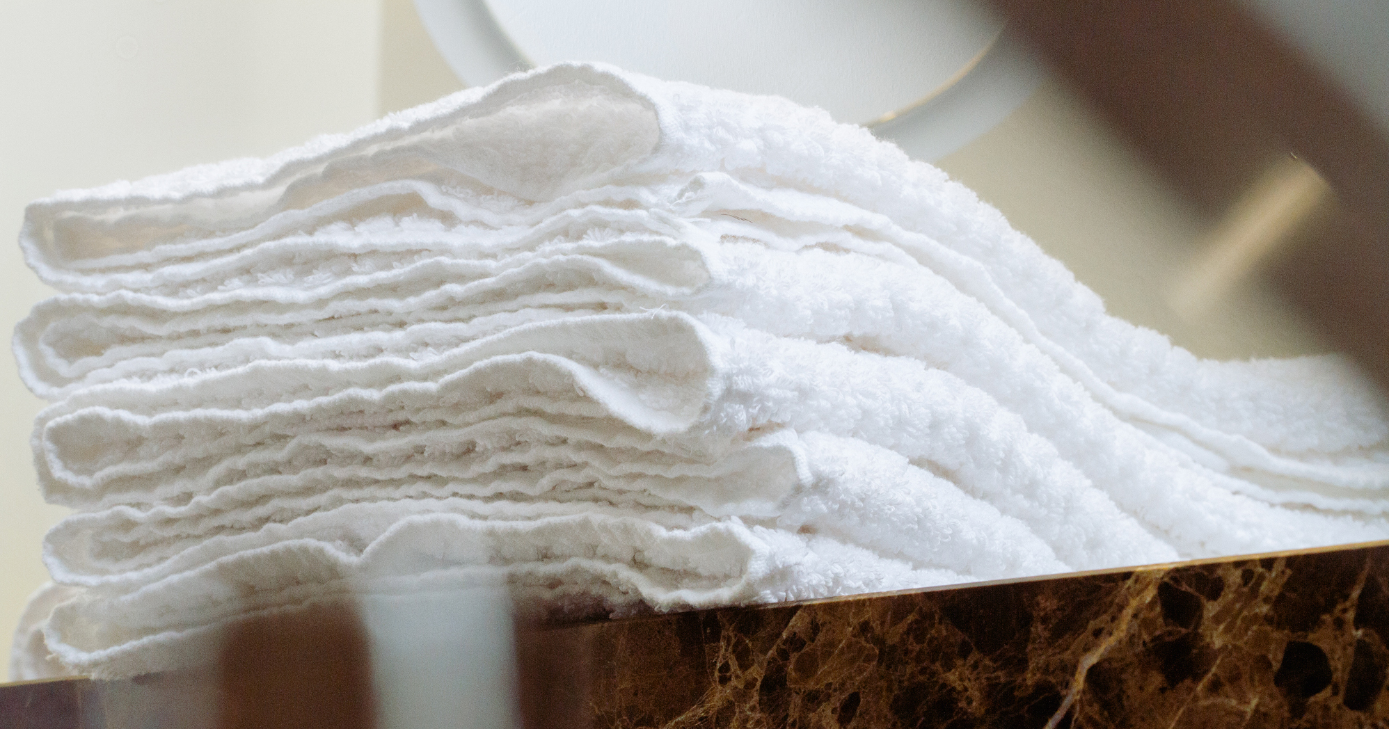 Handtuch Hotel Bad Einwebung Relief weiss Herka-Frottier Baumwolle cotton terry towel wellness made in Austria Ausschnitt